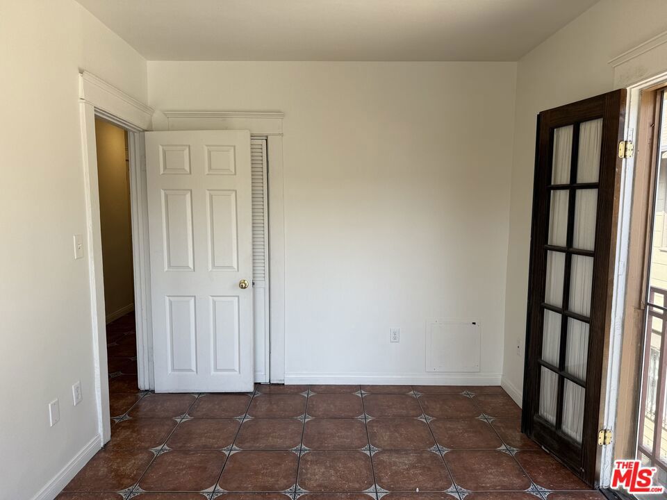 2646 Kenwood Ave 4 Property Photo 15