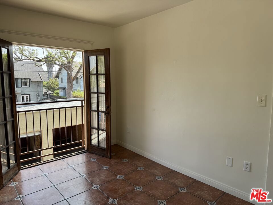 2646 Kenwood Ave 4 Property Photo 16