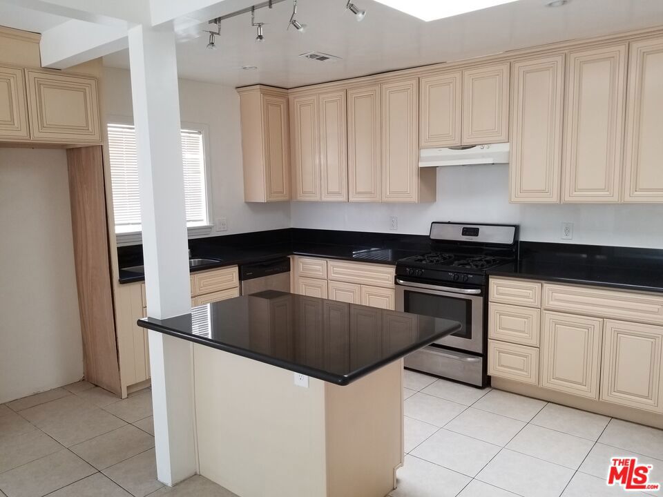 11059 Califa Street Property Photo 2