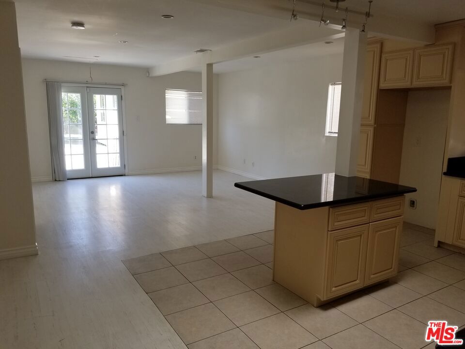 11059 Califa Street Property Photo 3