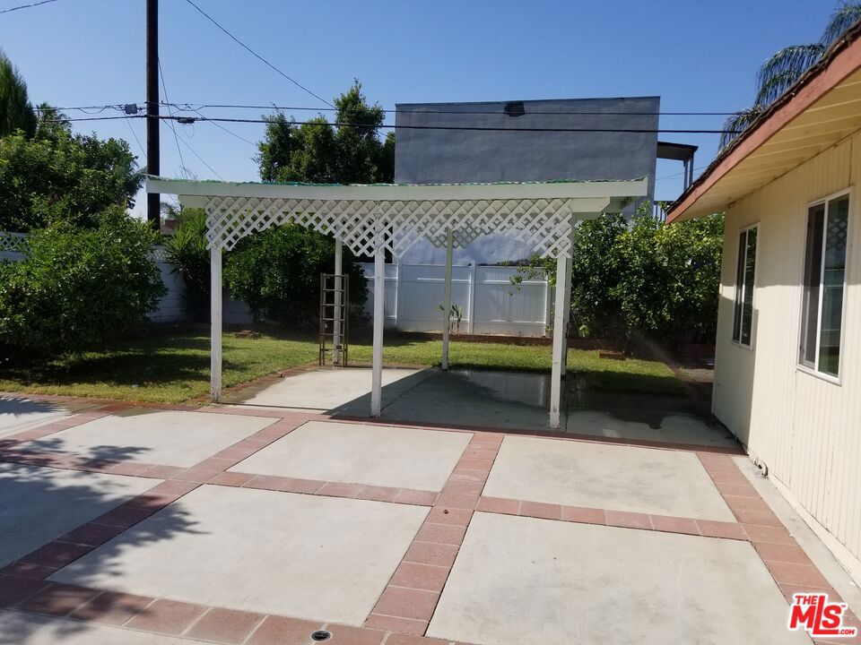 11059 Califa Street Property Photo 4