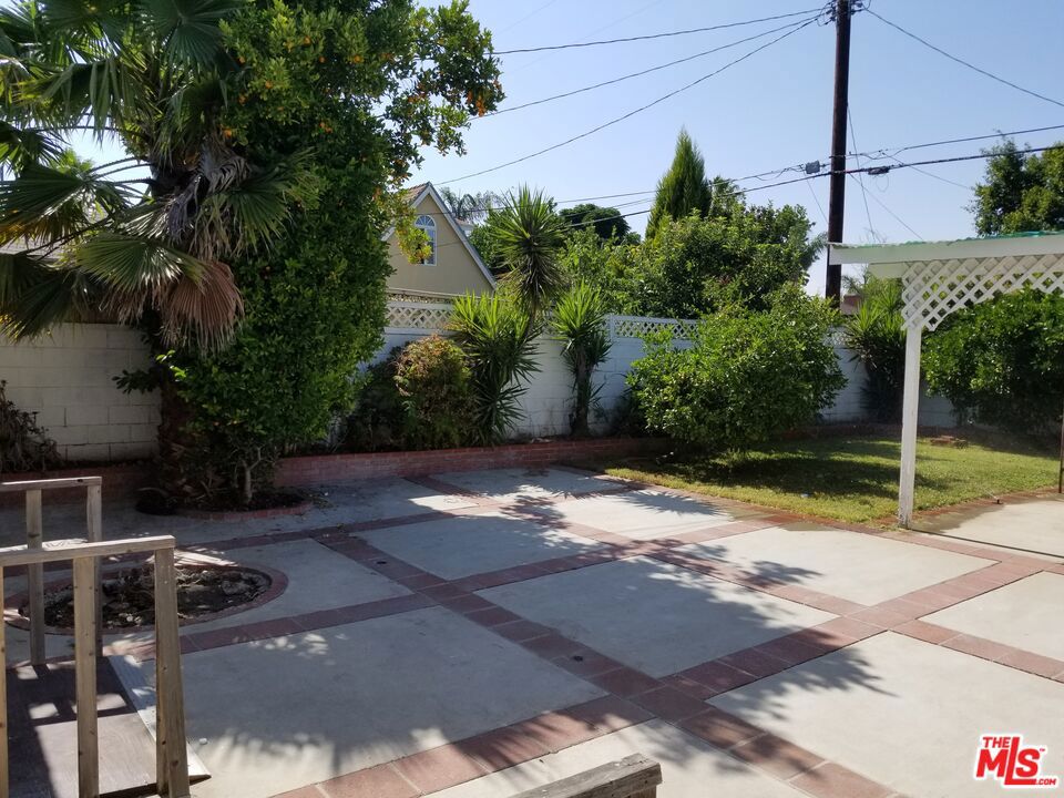 11059 Califa Street Property Photo 5
