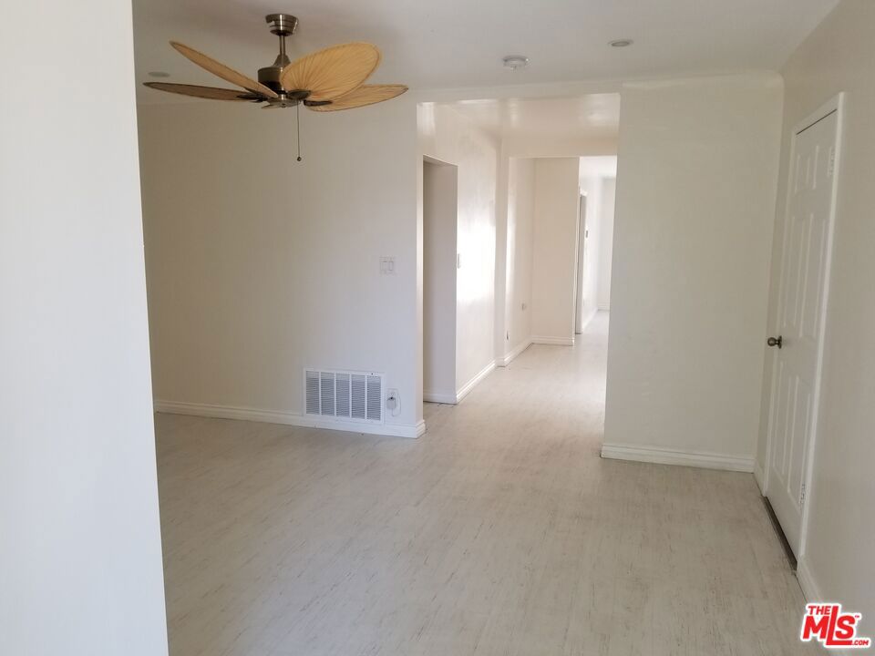 11059 Califa Street Property Photo 6