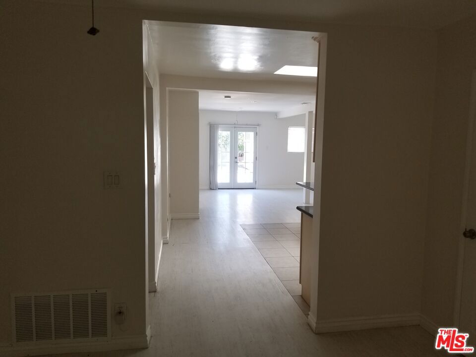 11059 Califa Street Property Photo 9