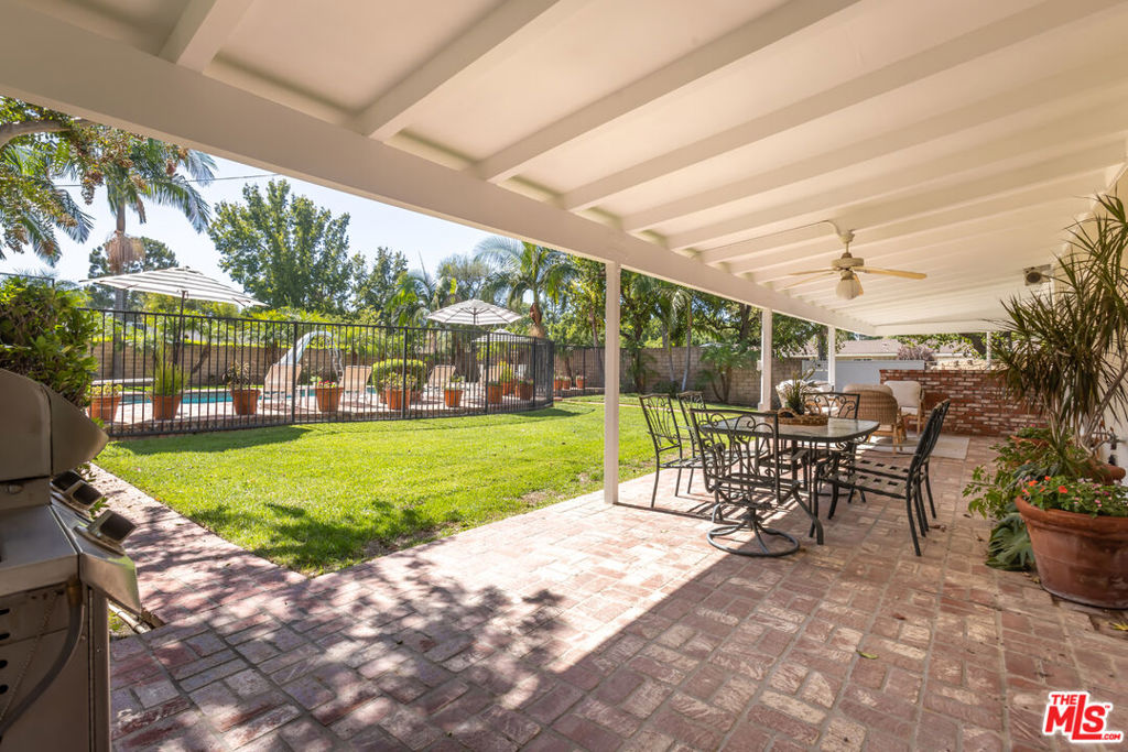17336 Marilla Street Property Photo 25