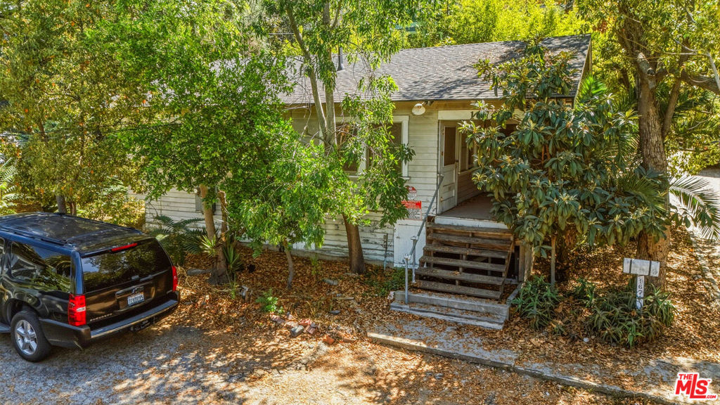 1674 Morton Avenue Property Photo 8
