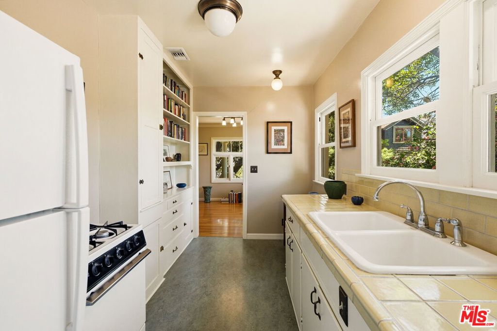 1336 Edgecliffe Drive Property Photo 8
