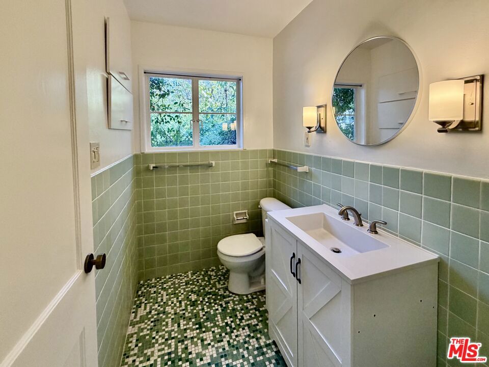 5333 Village Green Property Photo 7
