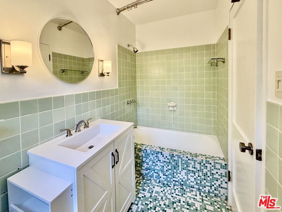 5333 Village Green Property Photo 8