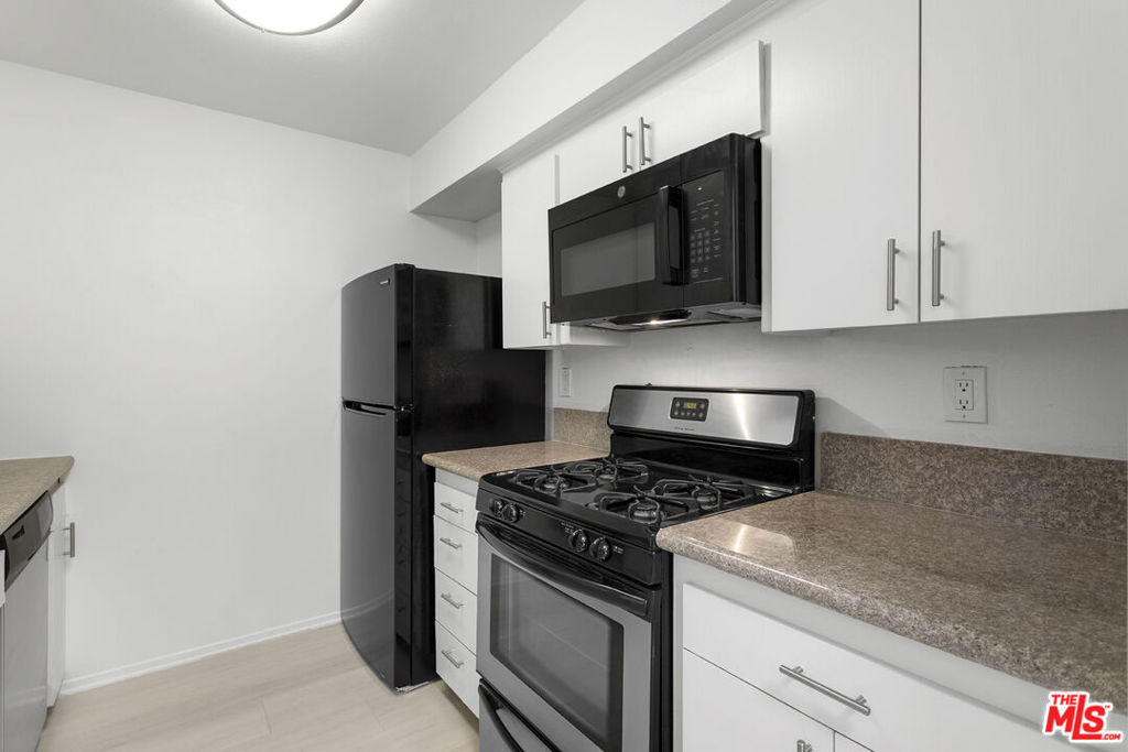 1226 Amherst Avenue 302 Property Photo 3