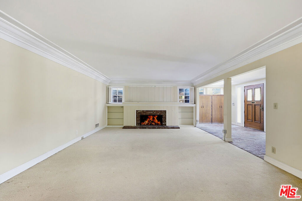 521 N Crescent Drive Property Photo 3