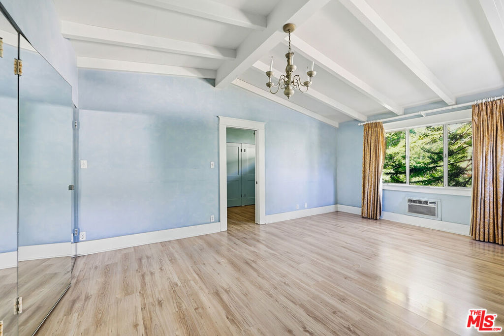 521 N Crescent Drive Property Photo 8