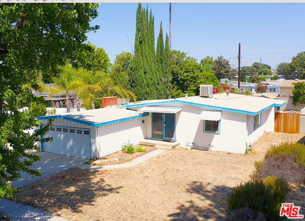 13149 Archwood Street Property Photo 2