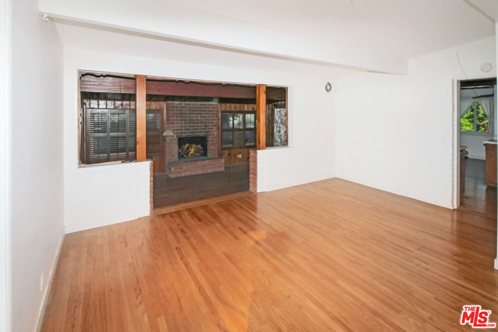 13149 Archwood Street Property Photo 3