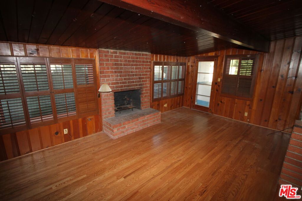 13149 Archwood Street Property Photo 4