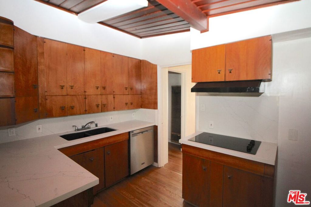 13149 Archwood Street Property Photo 5