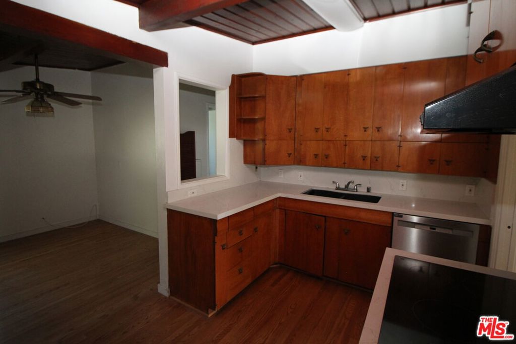 13149 Archwood Street Property Photo 6