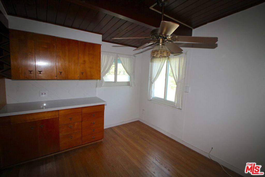13149 Archwood Street Property Photo 7
