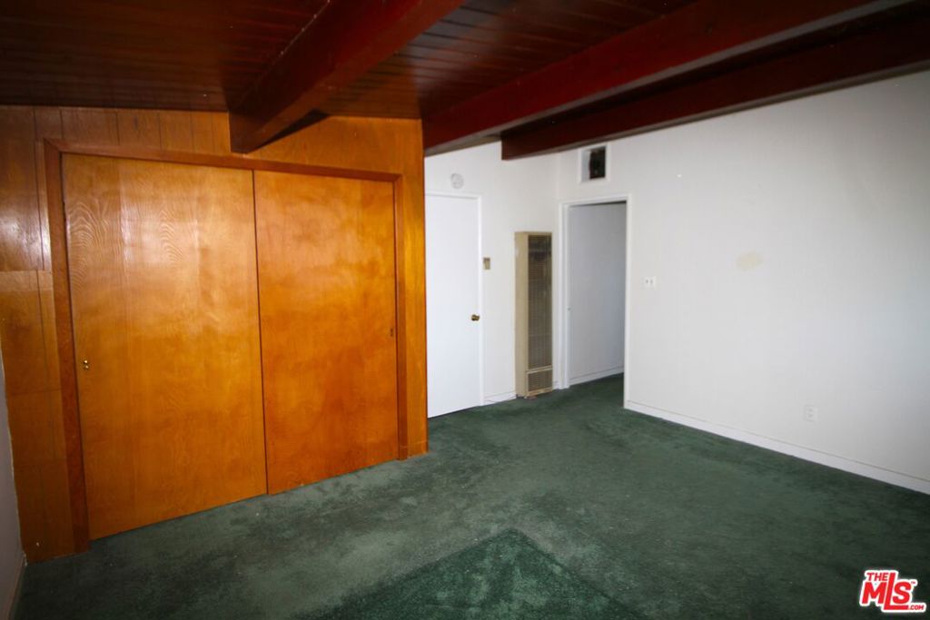 13149 Archwood Street Property Photo 8