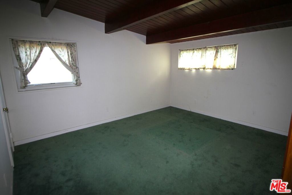 13149 Archwood Street Property Photo 9