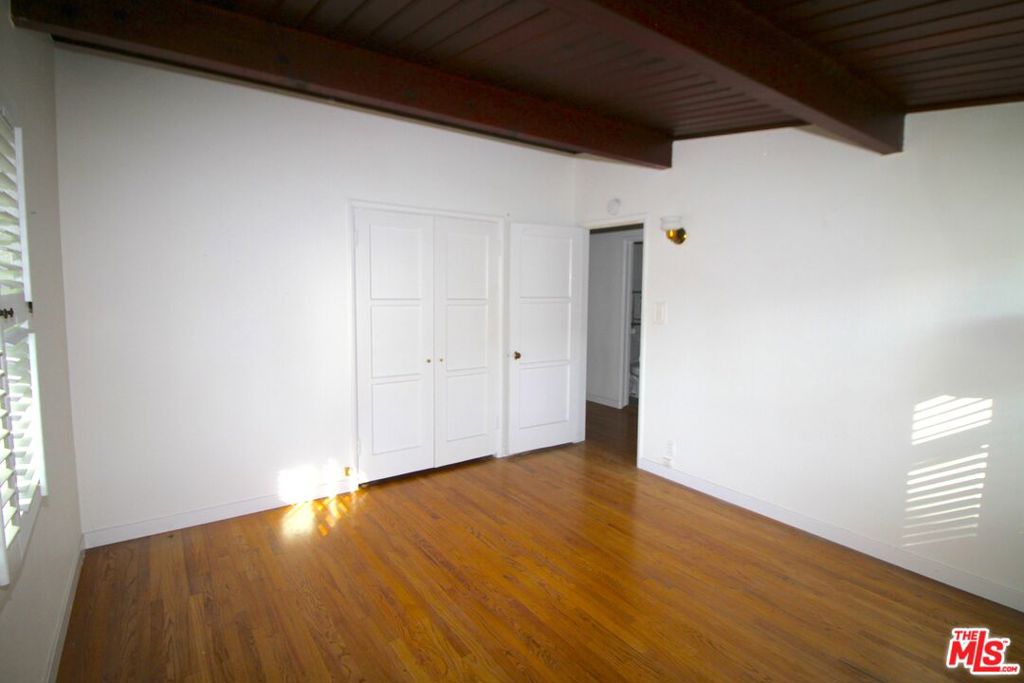 13149 Archwood Street Property Photo 10