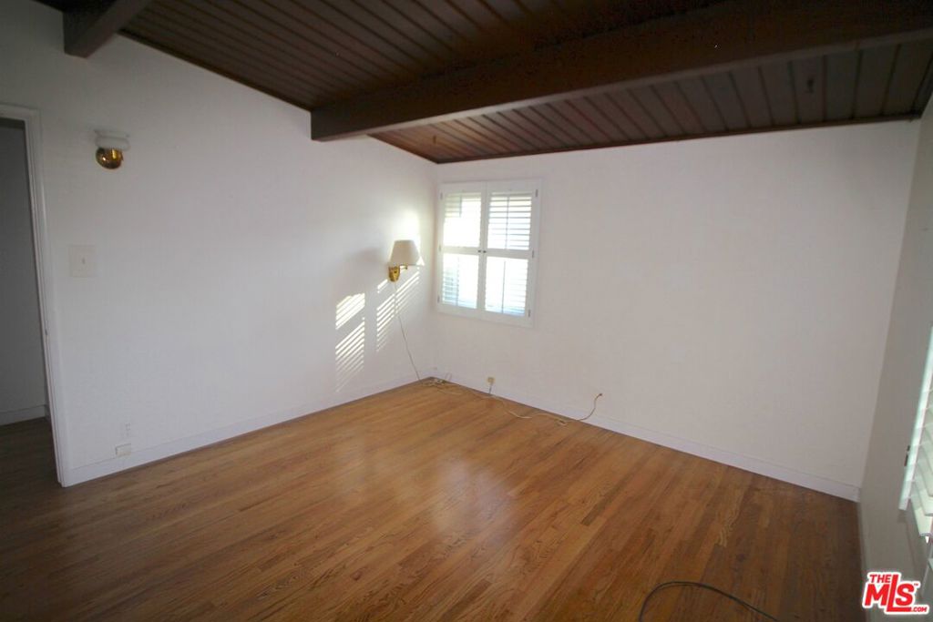 13149 Archwood Street Property Photo 11