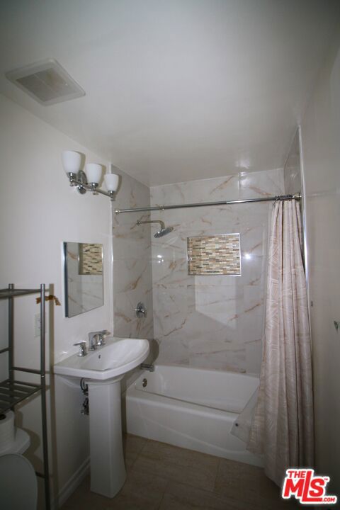 13149 Archwood Street Property Photo 12