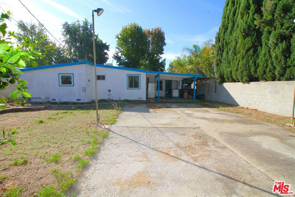 13149 Archwood Street Property Photo 15