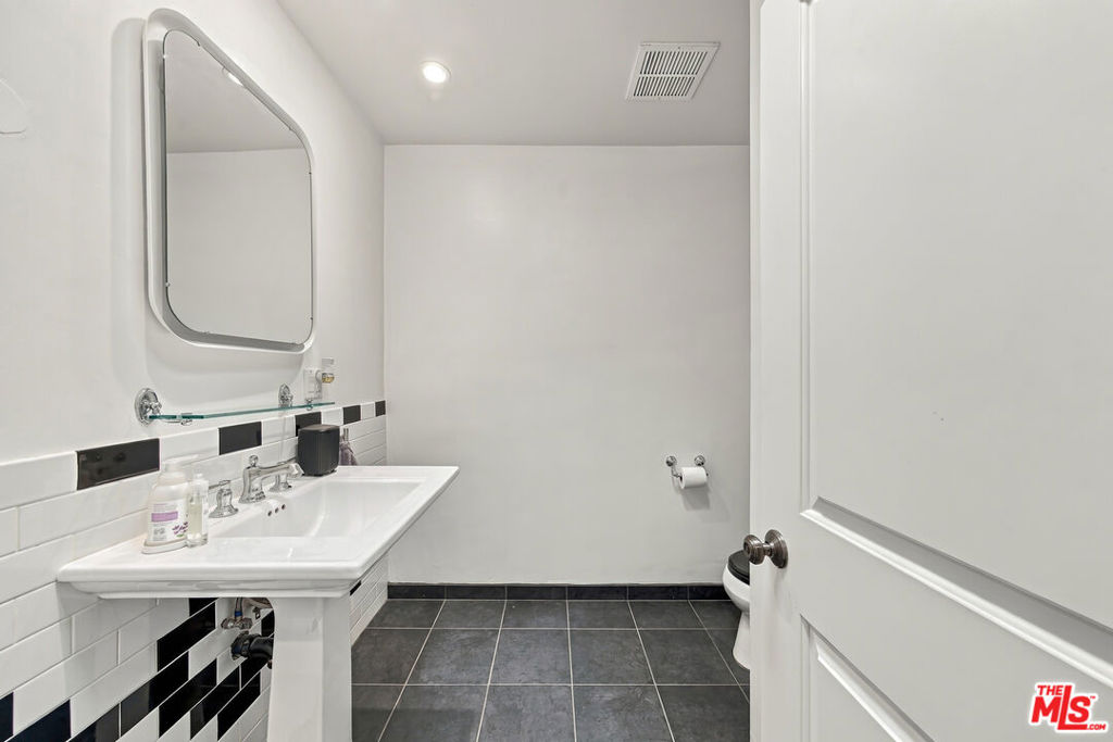 949 N Kings Road 309 Property Photo 23