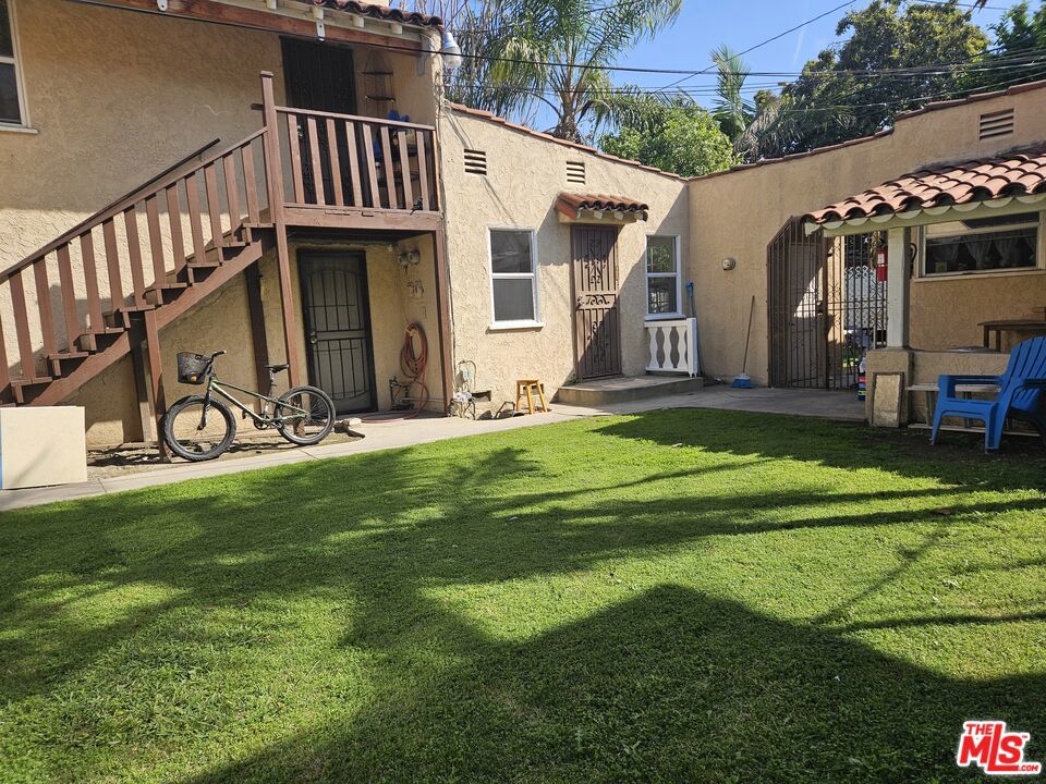 2226 Zoe Avenue C Property Photo 1