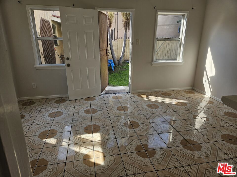 2226 Zoe Avenue C Property Photo 8