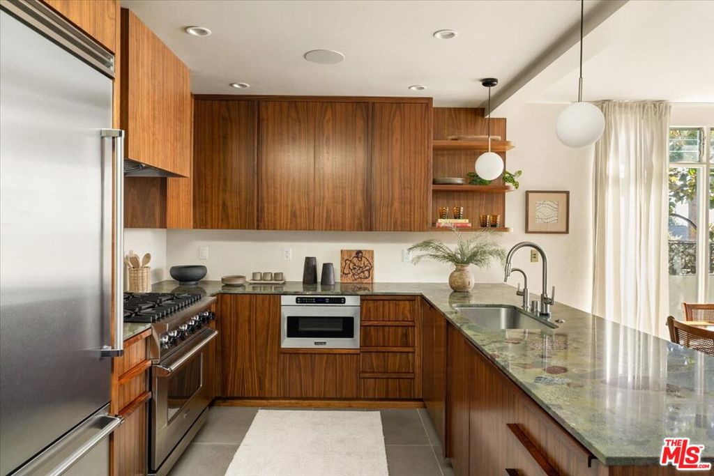 1011 W Mountain Street Property Photo 13