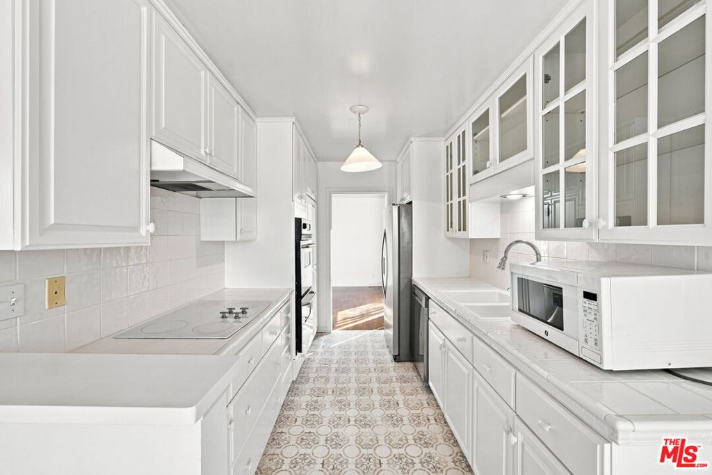 2301 S Beverly Glen Boulevard 301 Property Photo 11