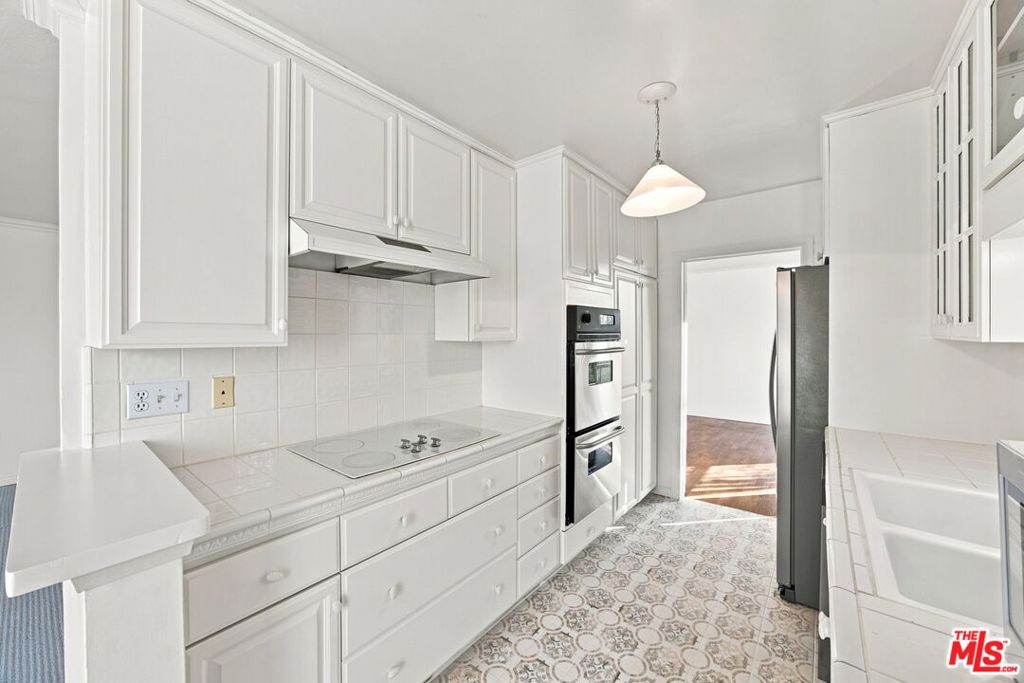 2301 S Beverly Glen Boulevard 301 Property Photo 12