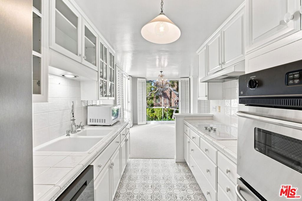 2301 S Beverly Glen Boulevard 301 Property Photo 13