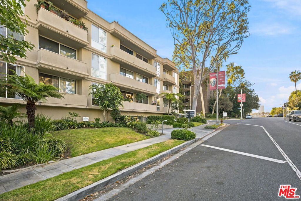 2301 S Beverly Glen Boulevard 301 Property Photo 32