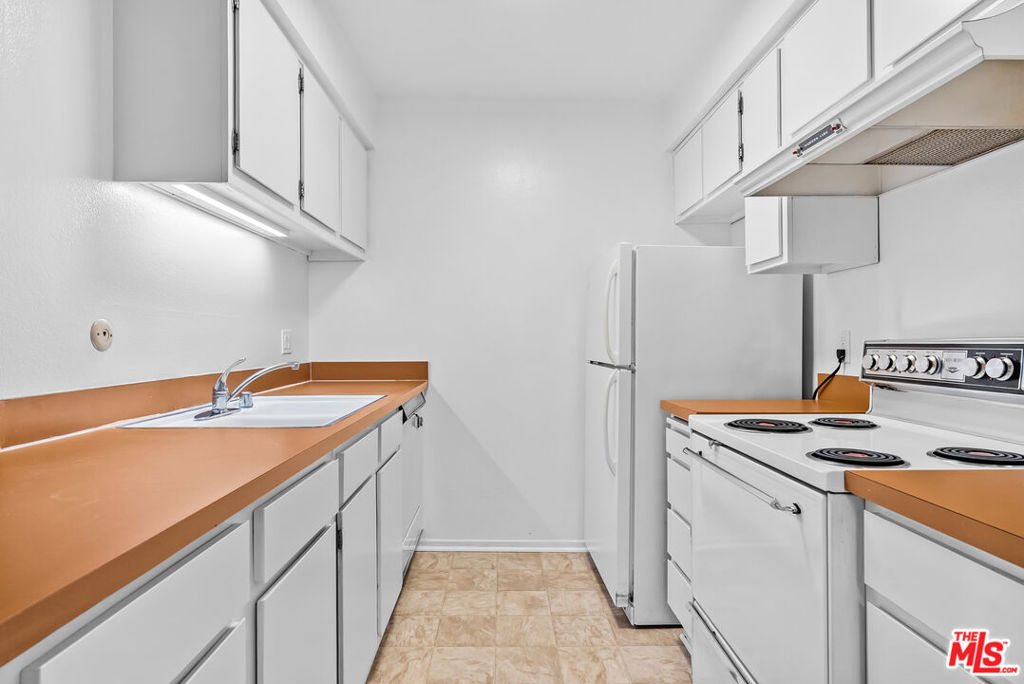 8207 Raintree Circle Property Photo 3