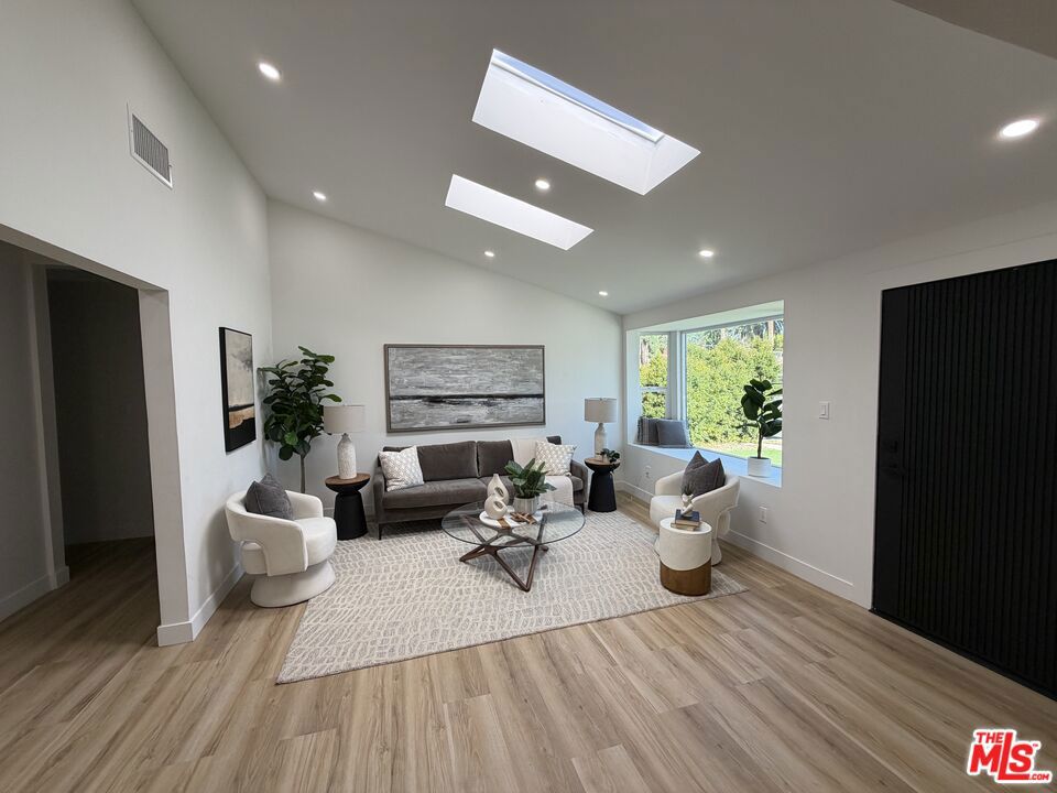 10419 Vassar Avenue Property Photo 7