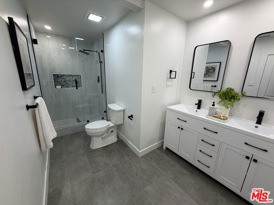 10419 Vassar Avenue Property Photo 13