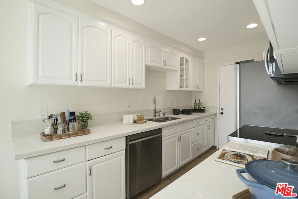 525 N Sycamore Avenue 306 Property Photo 11