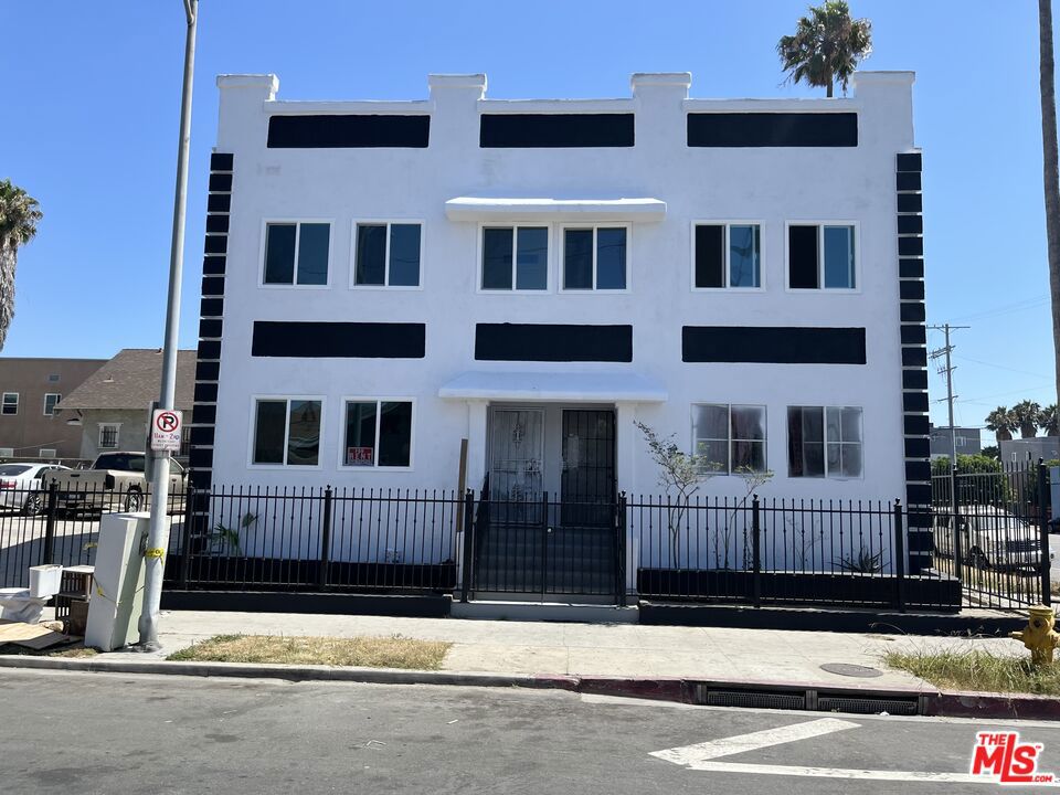 456 W 52nd Street Property Photo 1