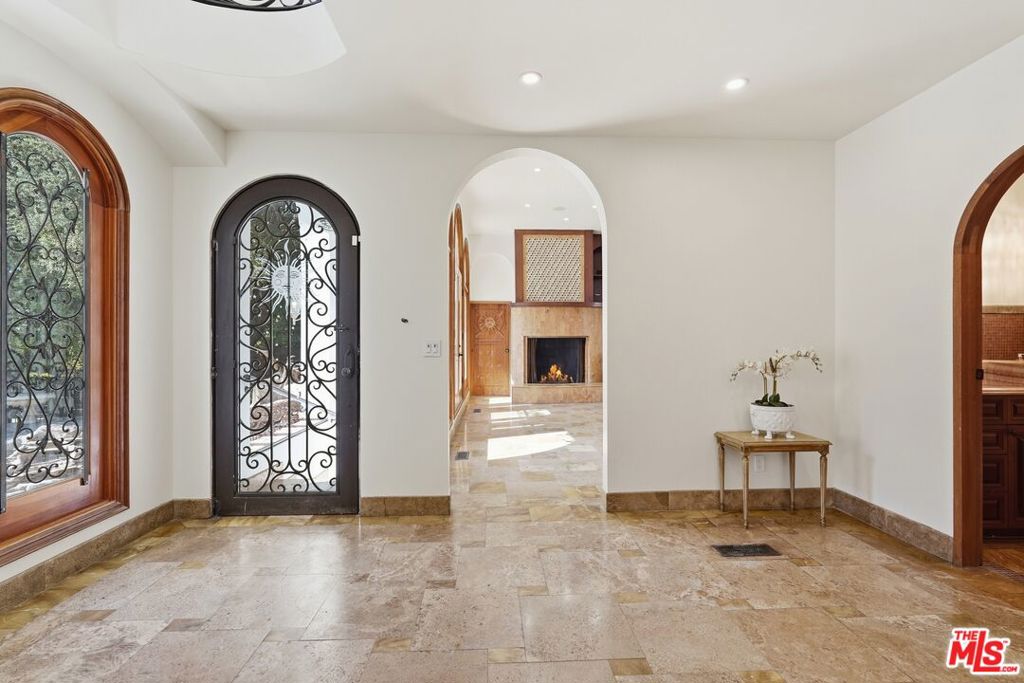 1260 Roscomare Road Property Photo 2