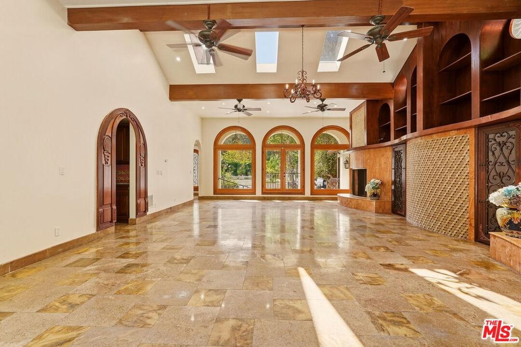 1260 Roscomare Road Property Photo 3