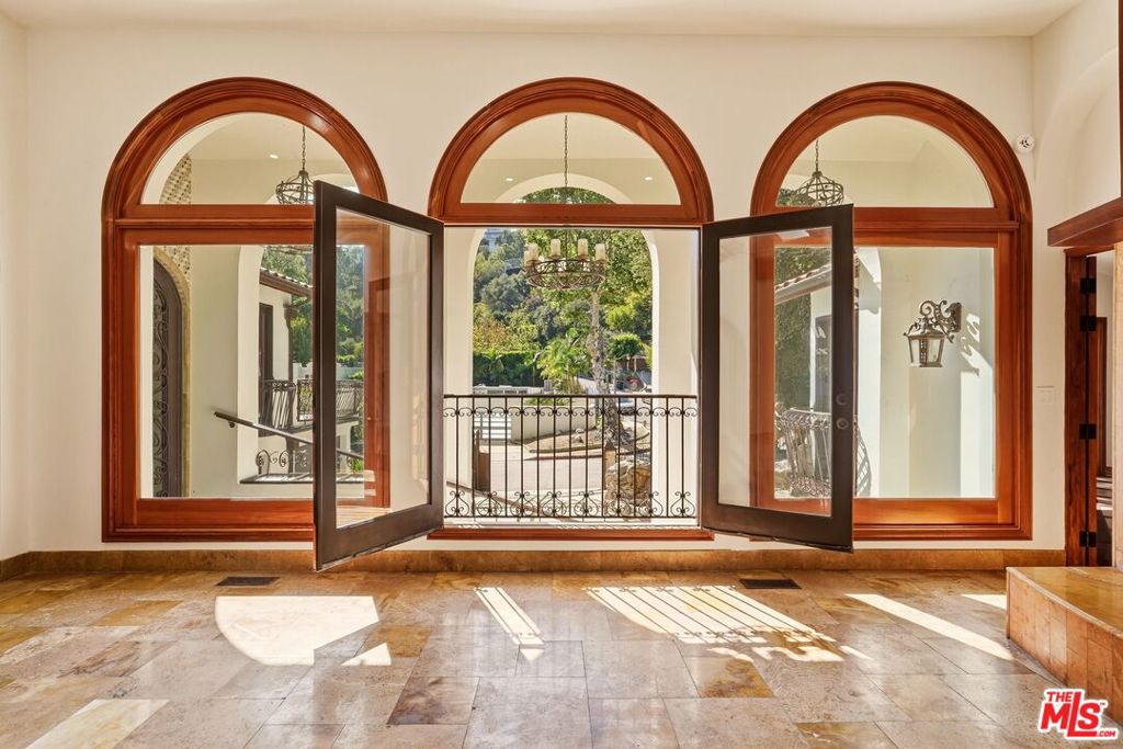 1260 Roscomare Road Property Photo 4