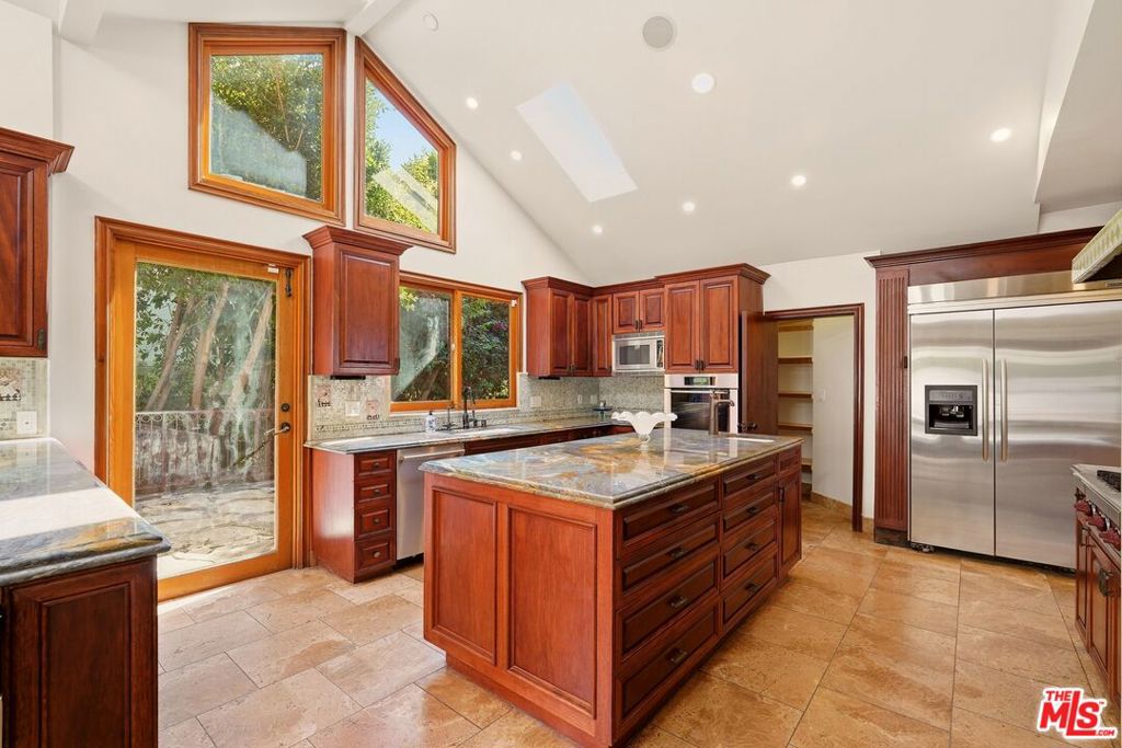 1260 Roscomare Road Property Photo 8