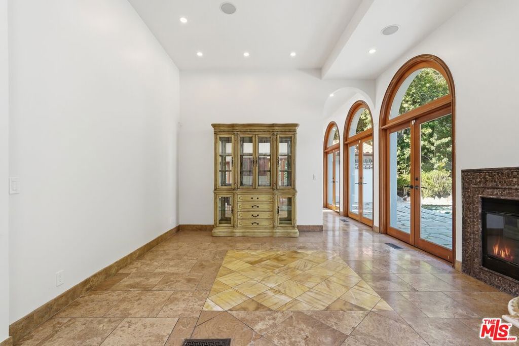 1260 Roscomare Road Property Photo 9