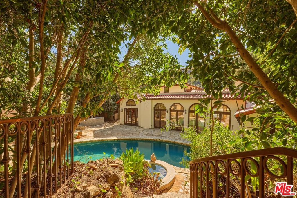 1260 Roscomare Road Property Photo 10