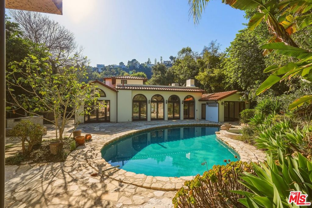 1260 Roscomare Road Property Photo 11