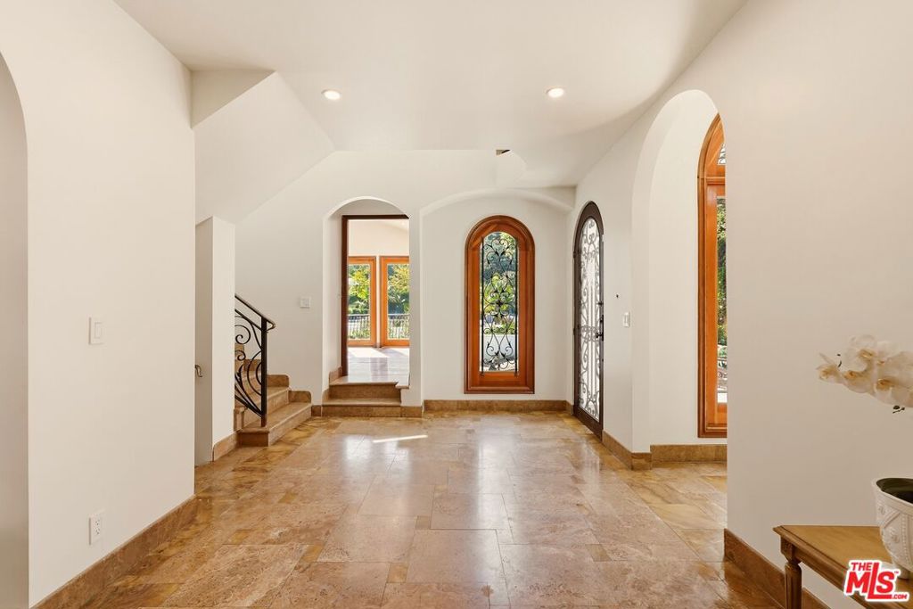 1260 Roscomare Road Property Photo 12