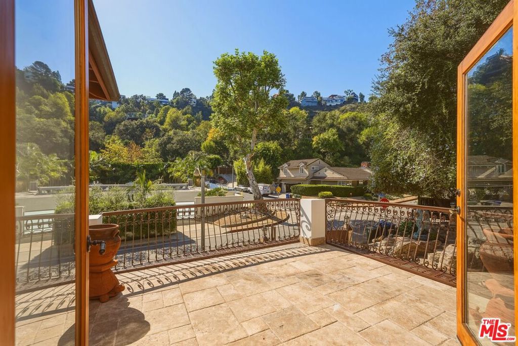 1260 Roscomare Road Property Photo 14